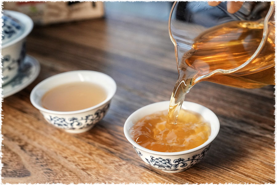 Liqueur rougeâtre-brun caractéristique d'un vieux Pu-erh cru