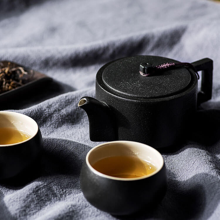 Steinzeit Design Tea Pot (44 oz) - Premium Ceramic Teapot with Infuser for  Loose Tea - Black Teapot Ceramic with Removable Strainer