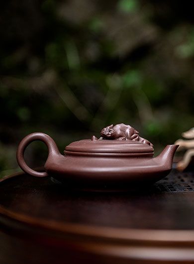 Hand-made Da Shui Bian Flat Yixing Zisha Teapot